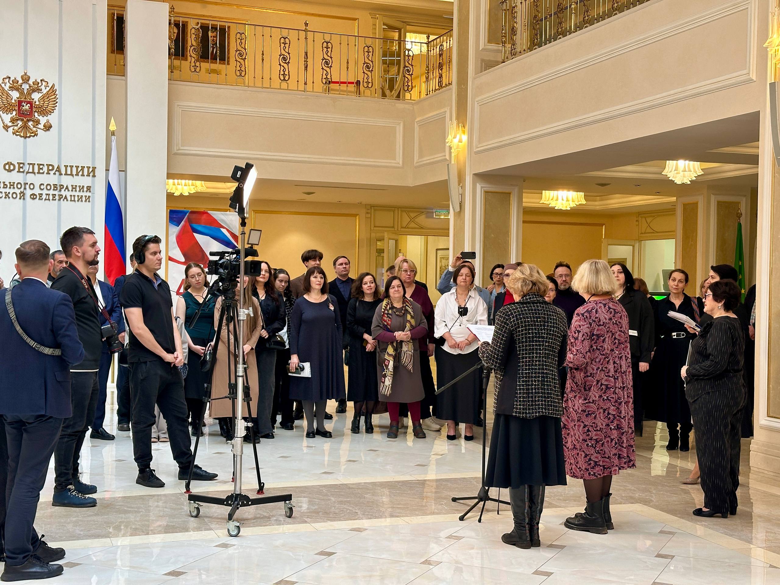 Подробнее о статье Торжественное открытие выставок картин и кукол в Совете Федерации